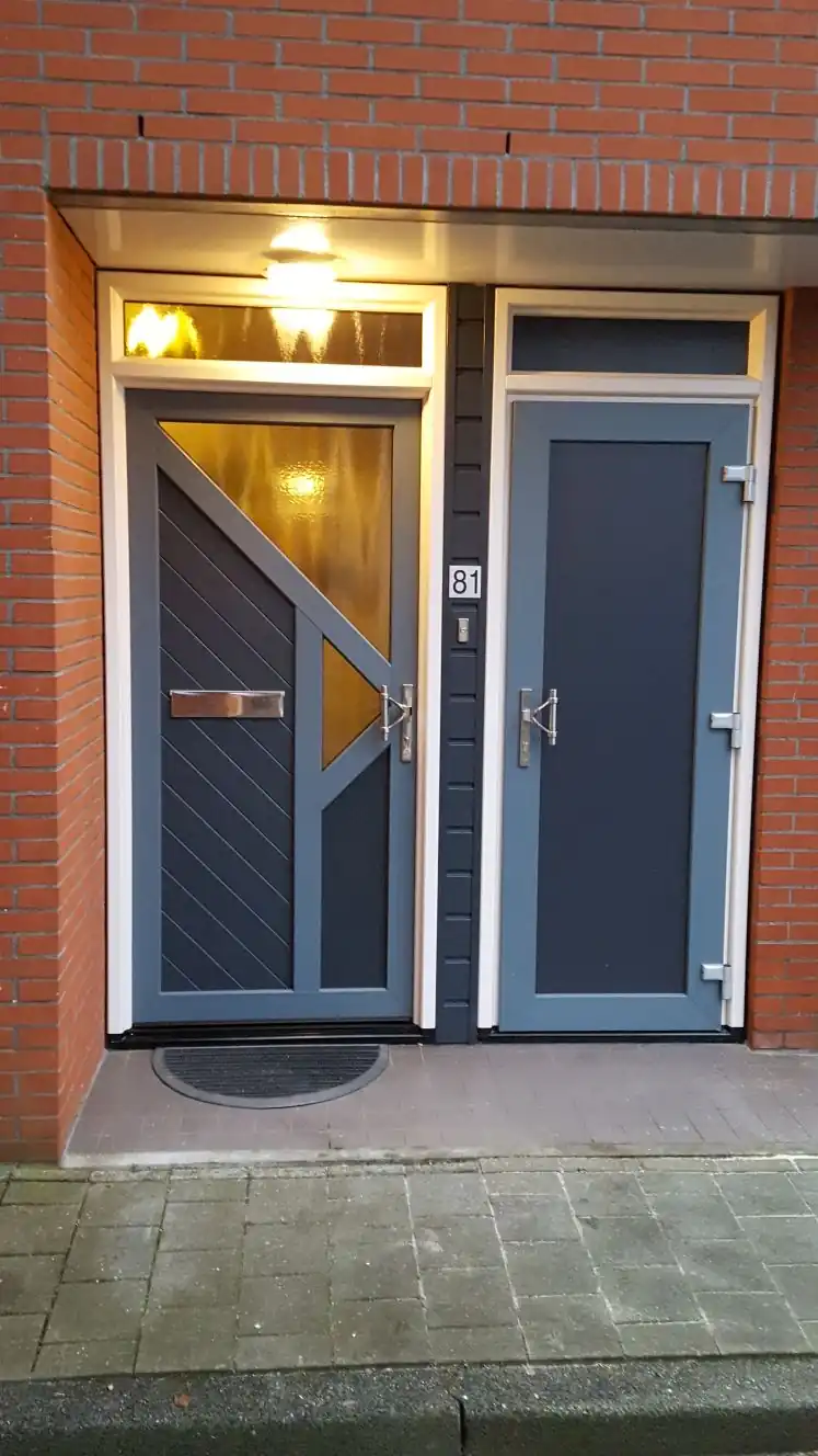 Kunststof Voordeur en Schuurdeur